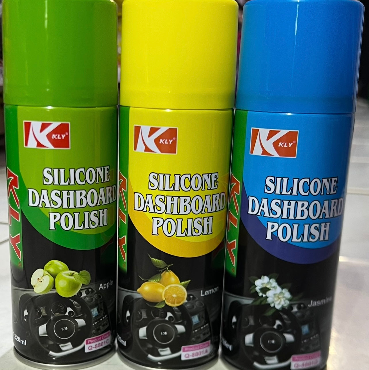 Spray që pastron, jep shkëlqim dhe aromë panelit të makinës.